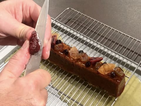 La fraise confite est coupée en deux