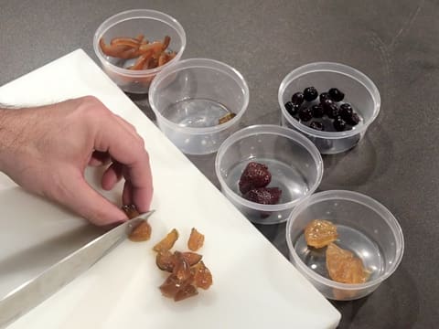 Découpe des fruits confits en petits morceaux