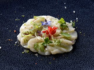 Carpaccio de coquilles Saint-Jacques, citron caviar et fleur de yucca