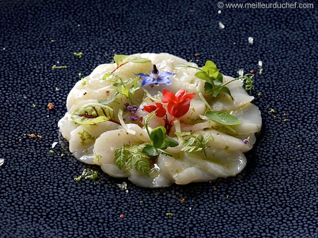 Carpaccio de coquilles Saint-Jacques, citron caviar et fleur de yucca