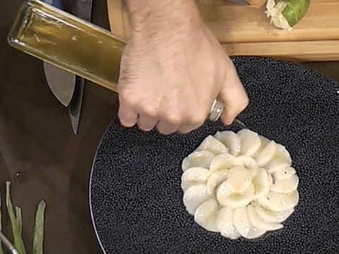 Carpaccio de coquilles Saint-Jacques, citron caviar et fleur de yucca - 25