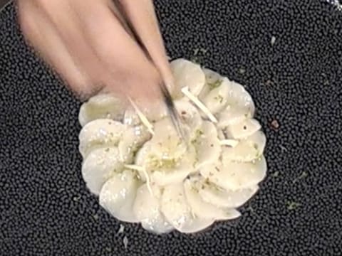 Carpaccio de coquilles Saint-Jacques, citron caviar et fleur de yucca - 34