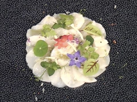 Carpaccio de coquilles Saint-Jacques, citron caviar et fleur de yucca - 38