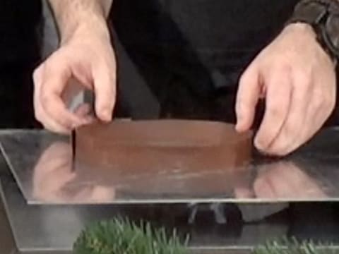 Le cerclage en chocolat au lait est placé sur une plaque à pâtisserie