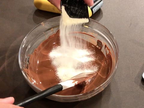 Ajout du beurre de cacao Mycryo dans le chocolat au lait fondu