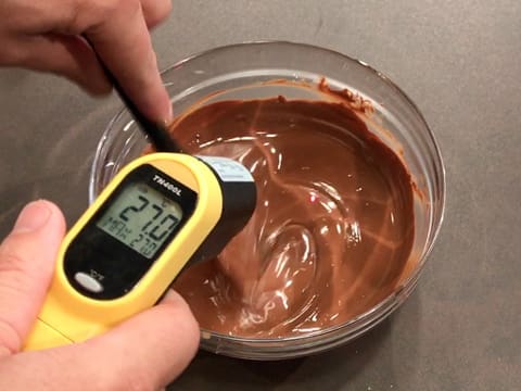 Prise de la température de la préparation chocolatée à l'aide d'un thermomètre à visée laser