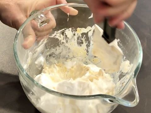 Incorporation de la meringue dans la pâte avec la spatule maryse