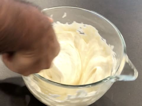 Mélange de la meringue dans la préparation obtenue dans la cuve du batteur