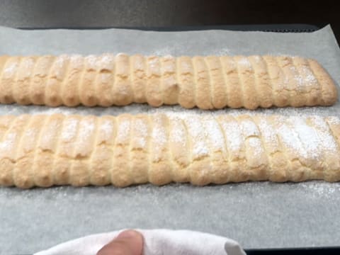 Les bandes de biscuit sont cuites et posées sur le plan de travail