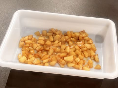 Obtention des morceaux de poires caramélisés et cuits, étalés dans le bac alimentaire