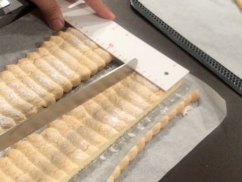 La bande de biscuit à la cuillère est coupée pour former une largeur de 5 cm