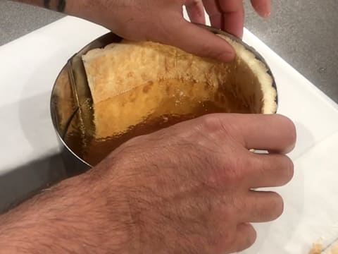 Une bande de biscuit à la cuillère est placée sur la paroi interne du cercle à vacherin