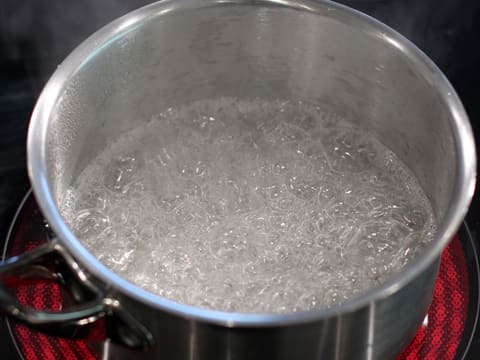 L'eau et le sucre en poudre sont en ébullition dans une casserole