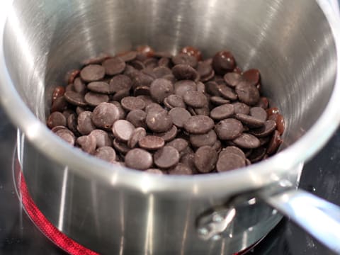 Les pistoles de chocolat noir sont placées dans un bain-marie