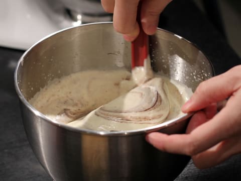 Mélange du chocolat fondu dans la pâte à bombe