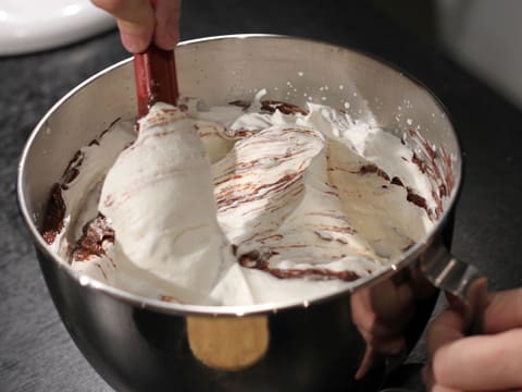 Mélange de la préparation chocolatée dans la crème fouettée à l'aide de la spatule maryse