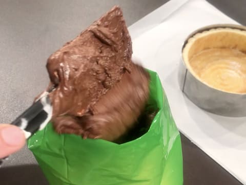 La mousse au chocolat est versée dans une poche à douille