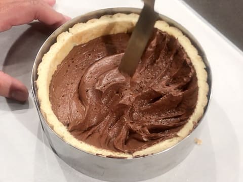 La mousse au chocolat est remontée sur les bords avec une mini spatule coudée