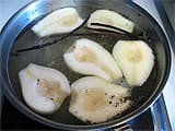 Les poires sont placées dans le sirop bouillant dans la casserole