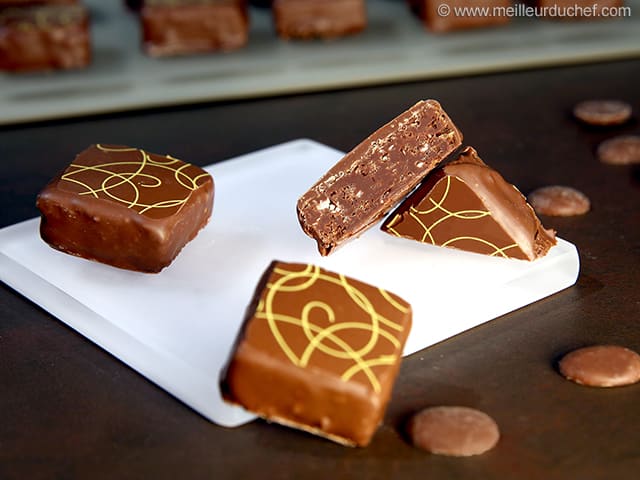 Carrés de chocolat au lait, ganache croustillante et pétillante