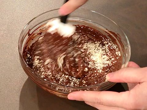 Carrés de chocolat au lait, ganache croustillante et pétillante - 10