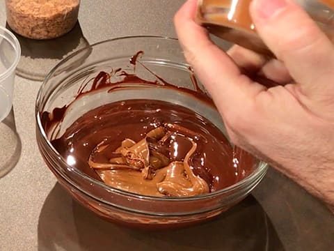 Carrés de chocolat au lait, ganache croustillante et pétillante - 5