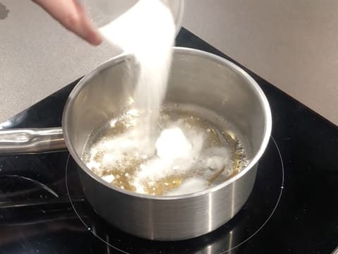 Ajout du sucre en poudre dans le caramel