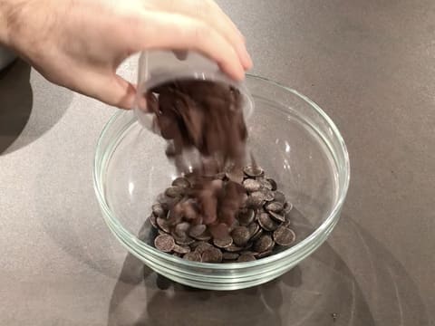 Des pistoles de chocolat noir et de chocolat au lait dans un saladier