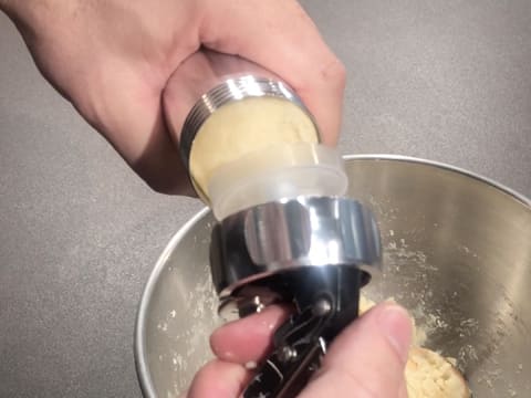 Le piston est introduit dans le tube qui contient l'appareil à churros