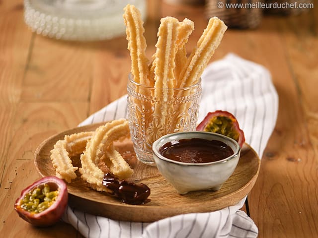 Churros au Yuzu et sa fondue au chocolat et fruit de la passion