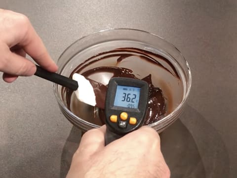 Prise de la température du chocolat fondu