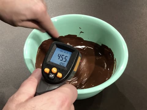 Prise de la température du chocolat fondu