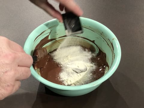 Ajout du beurre de cacao Mycryo dans le chocolat fondu