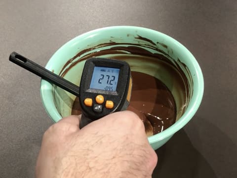Prise de la température du chocolat fondu