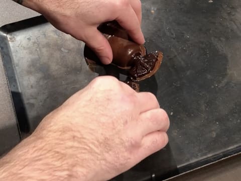 Cloches en chocolat sur plaque de cuisson