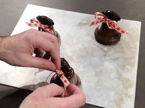 Cloches en chocolat décorées