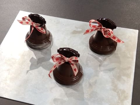 Cloches en chocolat décorées