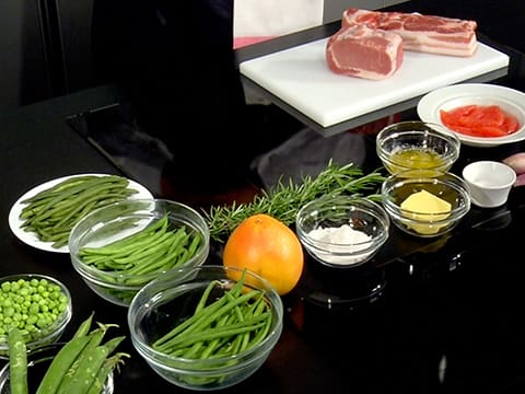 Le cochon Ibaïona rôti et ventrèche braisée, légumes verts moutardés au romarin - 1