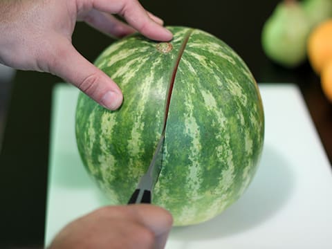 Découpe d'une pastèque en forme de corbeille - 1