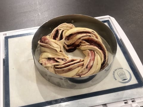 Couronne feuilletée amandes et cerises noires - 102