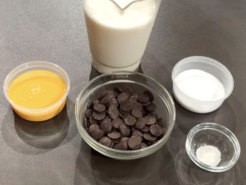 Tous les ingrédients pour la réalisation des crèmes brûlées au chocolat