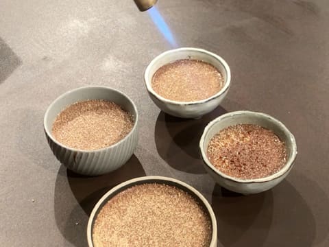 Caramélisation d'une crème au chocolat à l'aide d'un chalumeau de cuisine