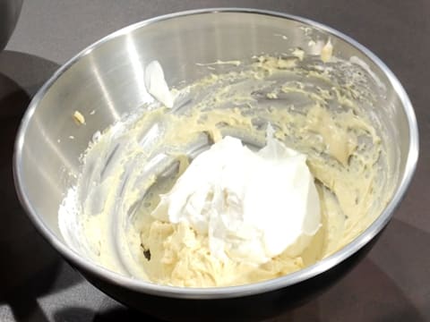 Ajout de la crème fouettée sur la crème qui se trouve dans le cul de poule