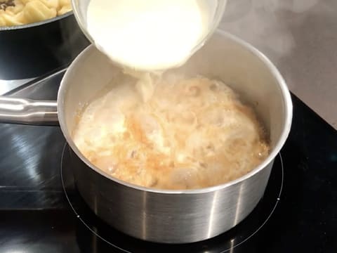 La crème fleurette est versée sur le caramel blond, dans la casserole