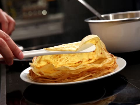 Les crêpes cuites sont déposées les unes sur les autres sur une assiette