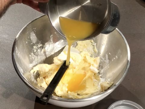 Ajout du jus d'orange sur la préparation dans le cul de poule