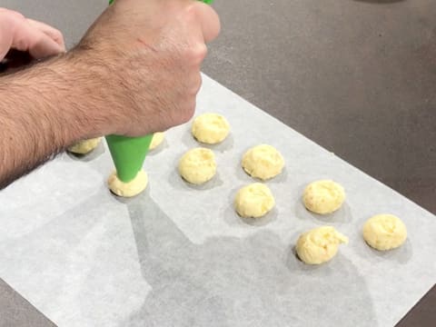 Des noix de beurre d'orange sont pochées sur une feuille de papier sulfurisé