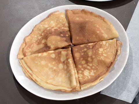 Obtention des crêpes formées en triangle et disposées sur l'assiette