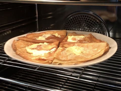 L'assiette de crêpes est enfournée dans un four