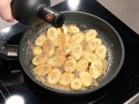 Les rondelles de banane qui cuisent dans le caramel blond, sont arrosées de rhum brun, dans la poêle